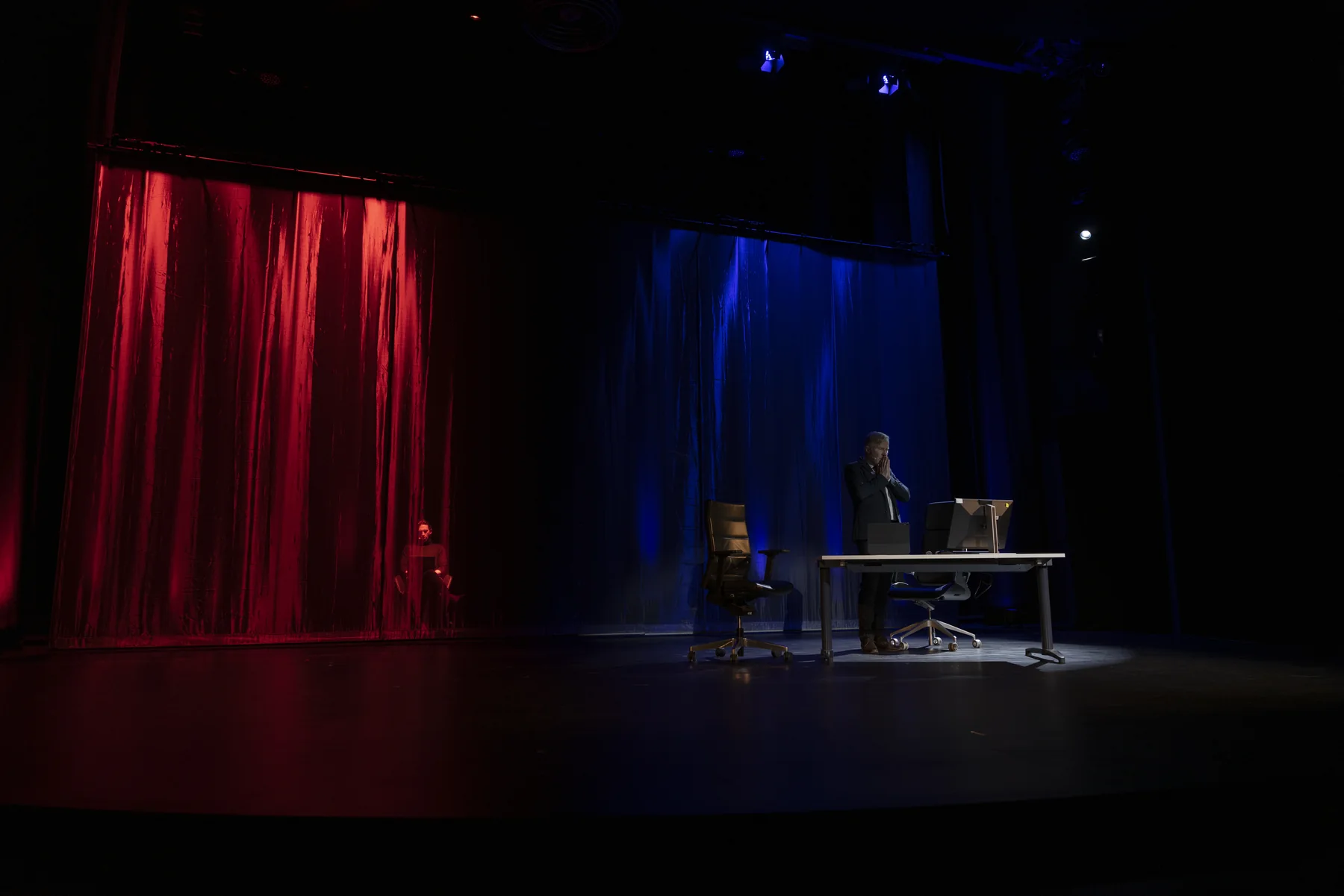 Bühneninszenierung in rotem und blauem Licht